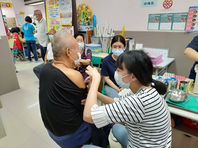 中市65歲以上長者、6歲以下幼兒   1123起合約院所恢復施打公費疫苗
