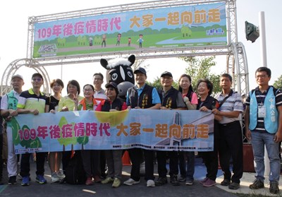台中市政府衛生局(21)日於中央公園,舉辦「後疫情時代,大家一起向前走」健走活動