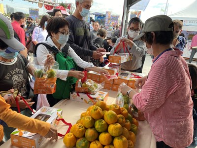 歡慶中央公園開幕 農夫市集贈好禮吸人潮