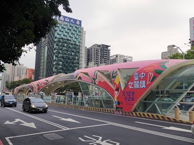 「台中女麗購」主視覺吸睛 秋紅谷公車站體穿新衣