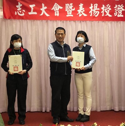 19日授證典禮由文化局長張大春致贈獎牌與獎狀,感謝志工長期對藝文活動的投入和服務