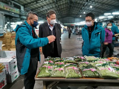 農業局長蔡精強日前率隊前往台中果菜批發市場