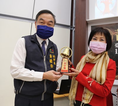 《公版》黃國榮副市長頒發幹部獎,授獎人為志工隊長楊玉雪