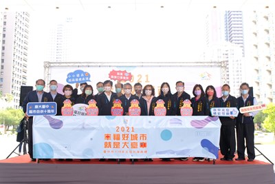 台中縣市合併十周年!元旦升旗推創意國旗裝走秀