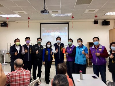 社會局長彭懷真致贈加菜金,並向社區長輩說明老人健保補助情形