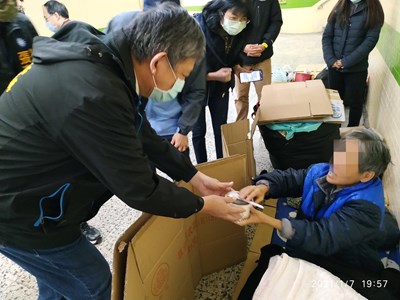 台中市政府社會局啟動街友低溫關懷服務，發放禦寒物資。