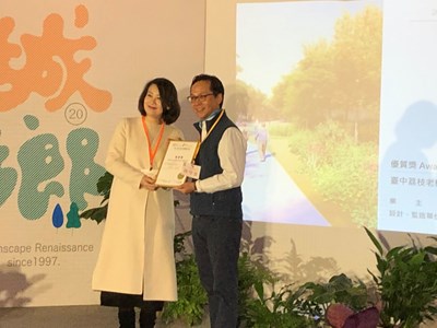 建設局以「荔枝森林」及「中央公園」獲台灣景觀大獎