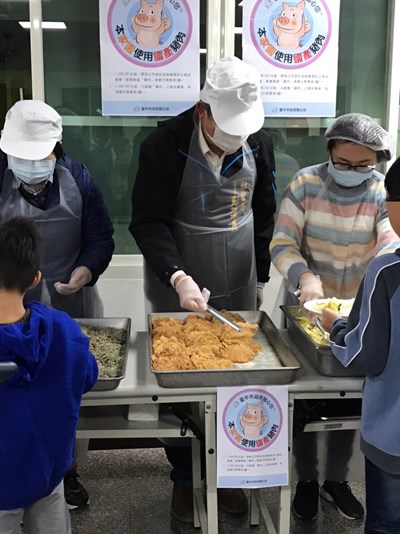 社會局長和院長同時也是台中市議會副議長顏莉敏一起為孩童盛菜