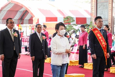 盧市長祈求伍顯大帝保佑疫情早日結束、地方平安