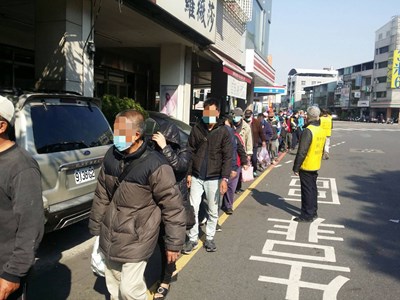 社會局昨(16)日也先至街友聚集點巡訪,並發放物資