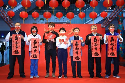 新春揮毫「犇向幸福」 盧市長祝福市民平安快樂