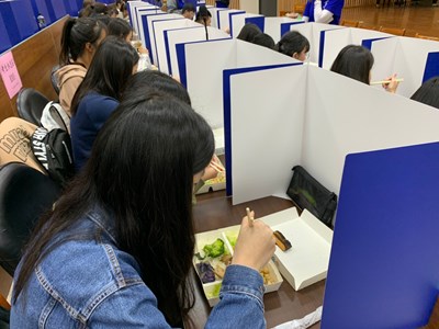 學生可向考分區服務人員領取用餐隔板