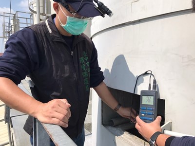 以手持式pH計確認洗滌液pH