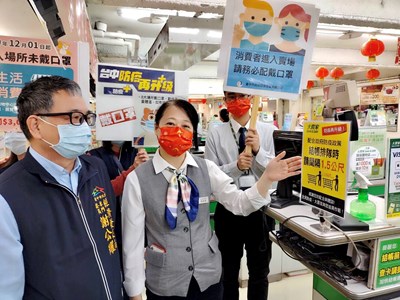 經發局專門委員謝公耀則率隊視察大買家北屯店,督導落實秋冬防疫專案,賣場需實施量測體溫、手部消毒及全面戴口罩,並提醒排隊民眾保持1.5公尺距離。