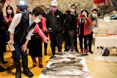 盧市長逐一走訪台中魚市場各攤商
