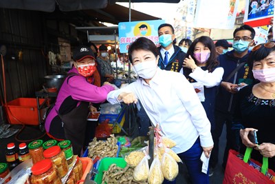 盧市長訪視烏日菜市場 宣導防疫「戴好口罩過好年」1