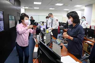 感謝「城市英雄」辛勞! 盧市長慰勉執勤消防員
