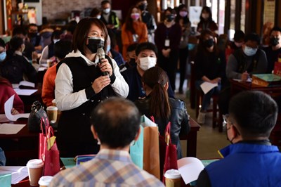 23組臺中市在地演藝團體及貴賓參與座談會,討論熱烈