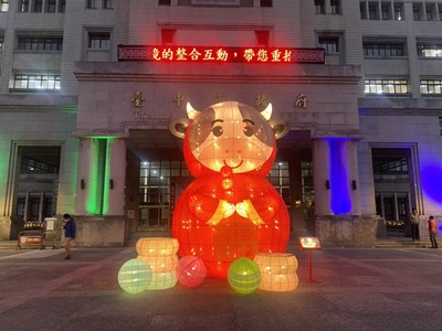 獻給市民滿滿福氣!中市府打造超萌「福祿牛」燈具