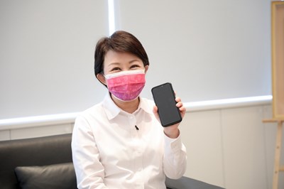 女麗購50兩黃金得主買喜餅中大獎 盧市長祝賀:結婚太旺!