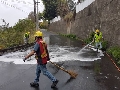 后里橡膠加工廠大火 中市環保局連日加強周邊道路清洗