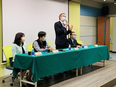 現場由教育局、學校代表及廠商共同出席,詳細介紹專班內容