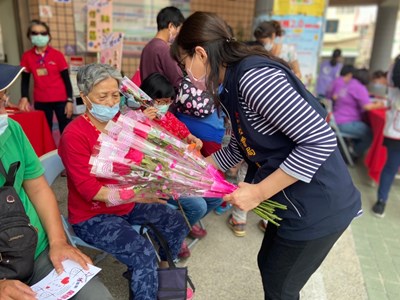 中市身障綜服中心贈玫瑰花 盼女性學員綻放美麗人生