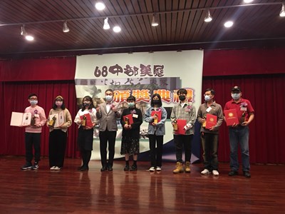 21日頒獎典禮現場,由臺中市副市長黃國榮贈與8類別第一名創作者獎金與獎座