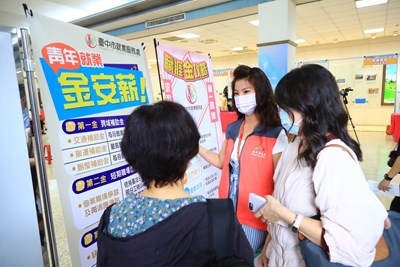 於活動現場向求職者介紹金安薪方案