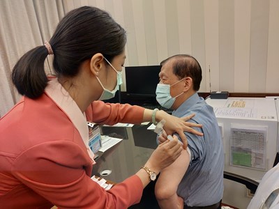 COVID-19疫苗開打 中市首波7450名醫護人員開始接種