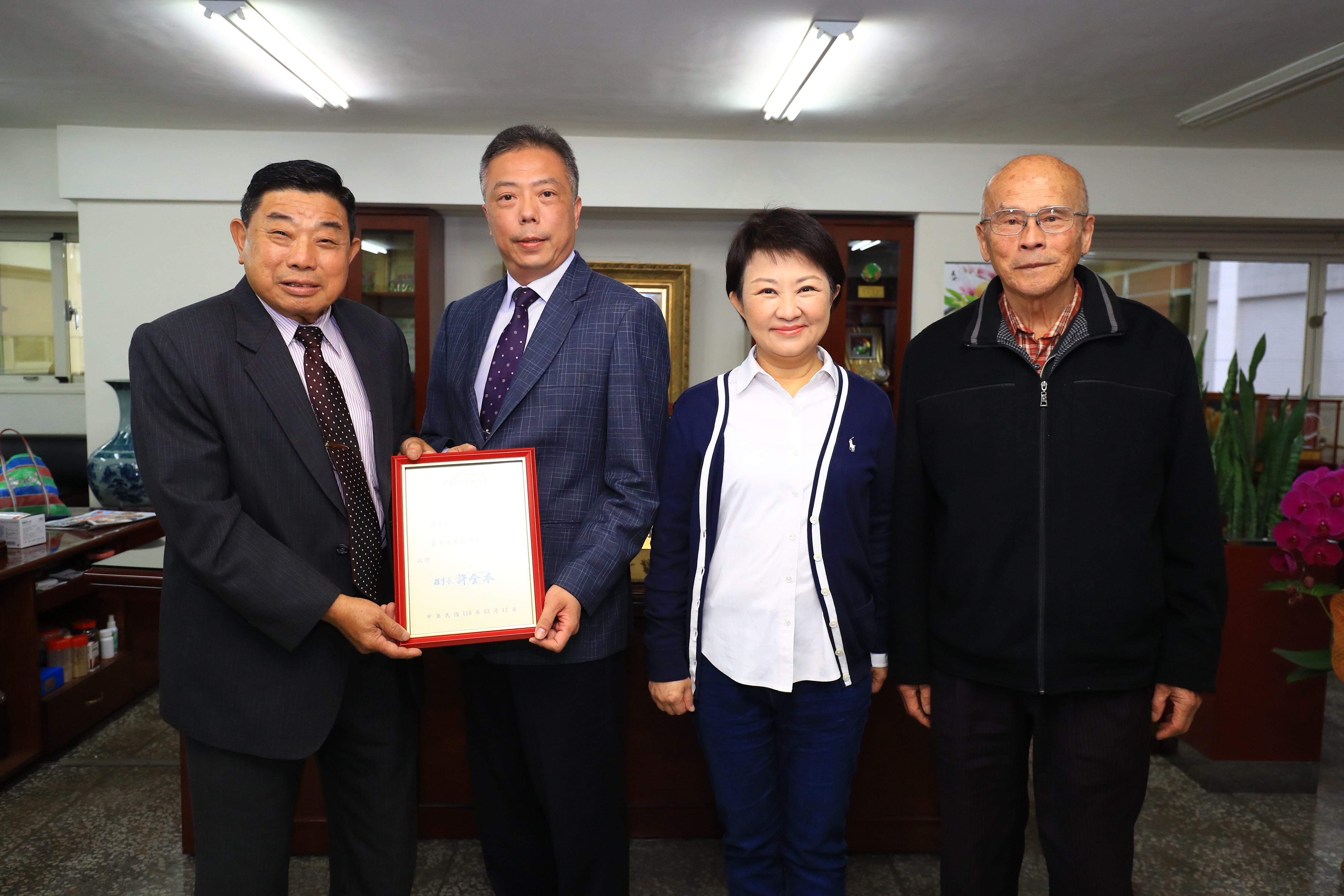 臺中市政府全球資訊網 市政新聞 市府農會攜手服務農民盧市長親頒農會理監事當選證書