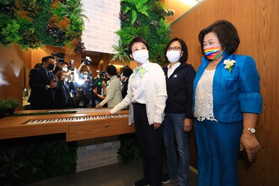 上廁所還可以彈鋼琴! 中捷文心森林公園站「音樂梳妝台」好夢幻