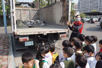 幼稚園小朋友近距離接觸清潔隊垃圾車和資源回收車