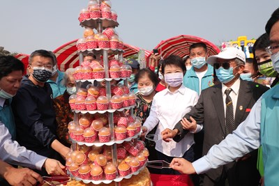 市長盧秀燕到場祝賀,與全校師生共同切蛋糕慶祝