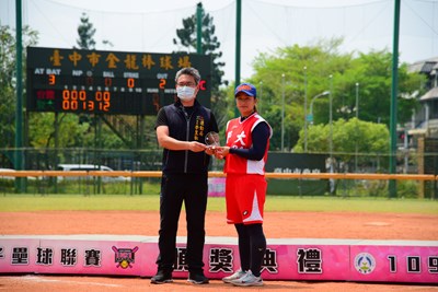 運動局李局長頒發打擊獎第三名:國立暨南國際大學馬文麗選手