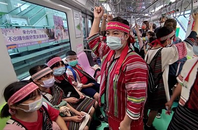 泰雅族學童試乘台中捷運 全新體驗驚喜連連