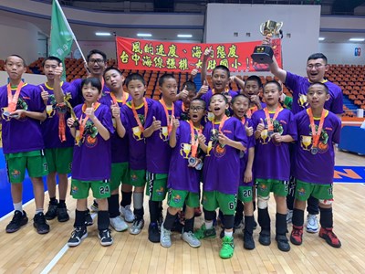 僅僅成立5年的大肚國小男籃隊,也擊敗全國強敵勇奪男生六年級乙組冠軍金盃