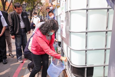 勤美集團提供地下水供市民取水 