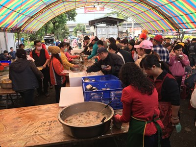 沿途點心站及齋飯區提供餐點