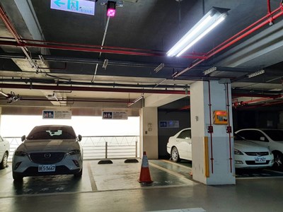 專用車格上方設置不同顏色燈號,親子車格為粉紅色