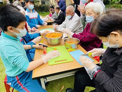 老幼在歡樂氣氛中一起手作