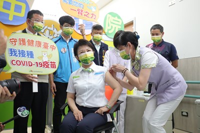 以身作則安定民心! 盧市長主動接種COVID-19疫苗