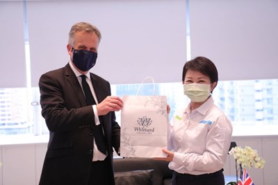 鄧元翰代表回贈具有濃厚英國文化的Whittard威塔斯骨瓷