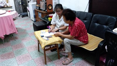 台中市食品藥物安全處今年持續推動「長期照顧藥事服務計畫」,培訓藥事人員走入社區服務長者。