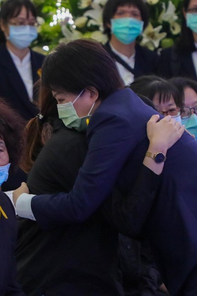 盧市長向家屬慰問