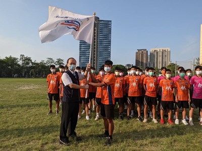 中市5隊爭國高中足球聯賽金盃 教育局長授旗加油