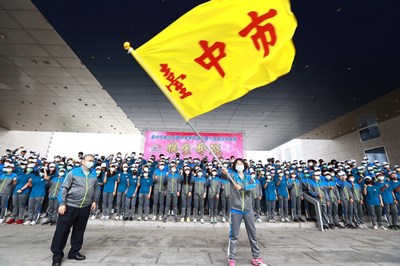 全中運授旗 令狐副市長期勉選手再創佳績