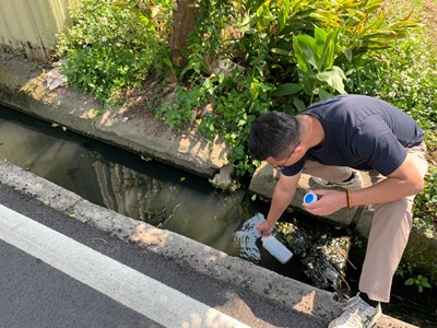 設置水盒子前現場水質檢測作業