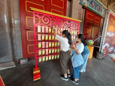 圖說:中市孔廟今年首場祈福許願活動「祈賜聰慧、登科及第」,考生懸掛祈福卡,祈求心想事成。