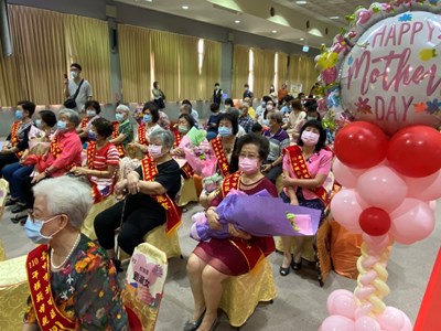 母愛偉大! 中市北屯區表揚52位模範母親